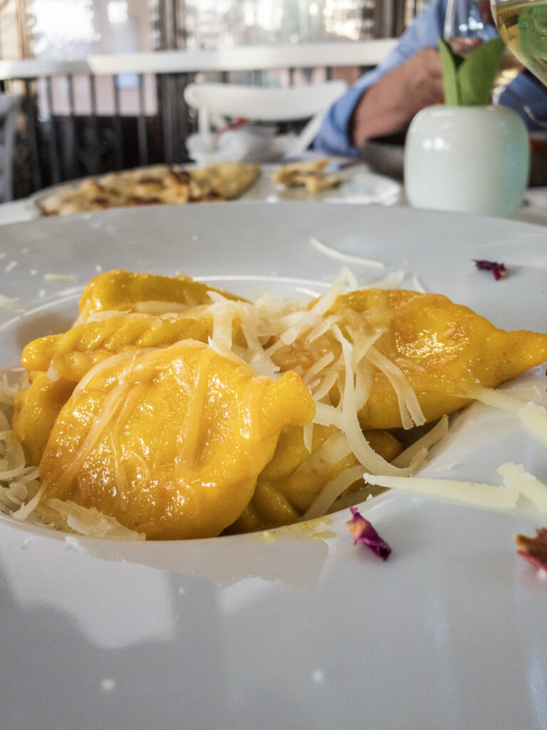 Culurgiones con crema di zafferano, olio di lentisco e scaglie di pecorino