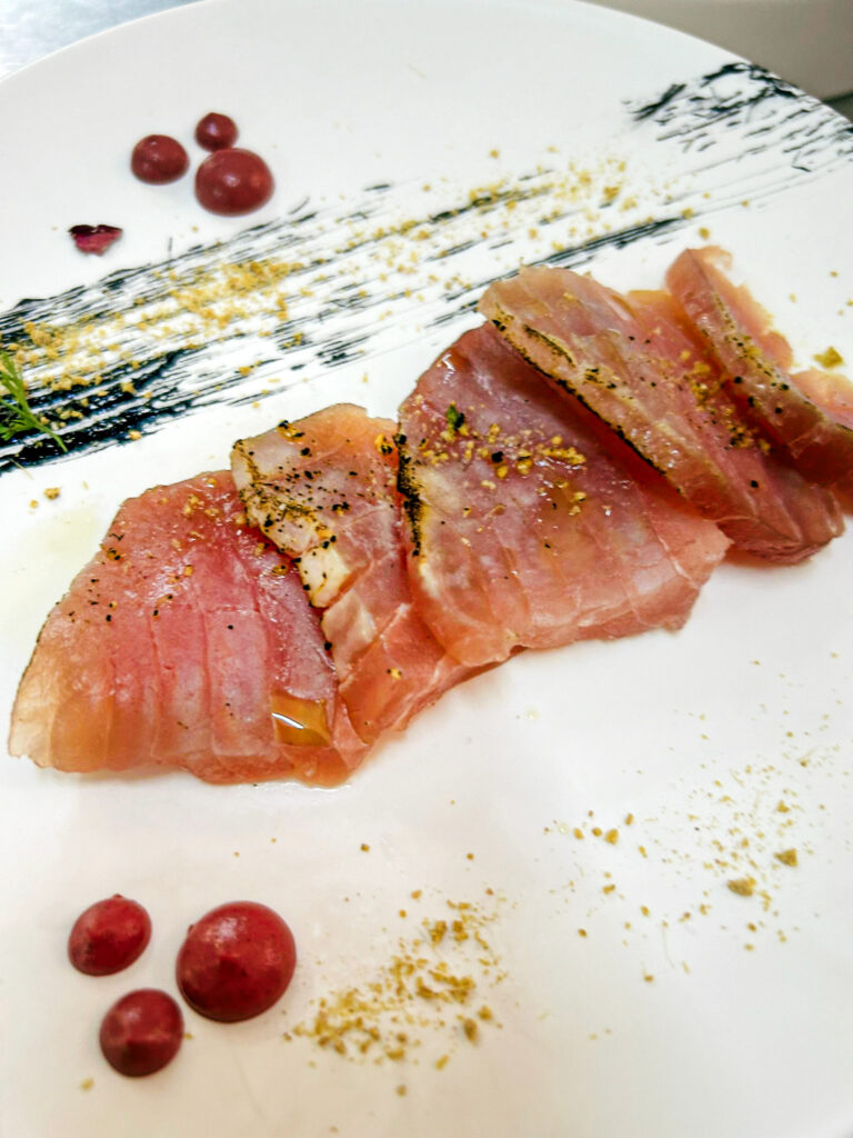 Sashimi di tonno flambato con menta e polvere di zenzero